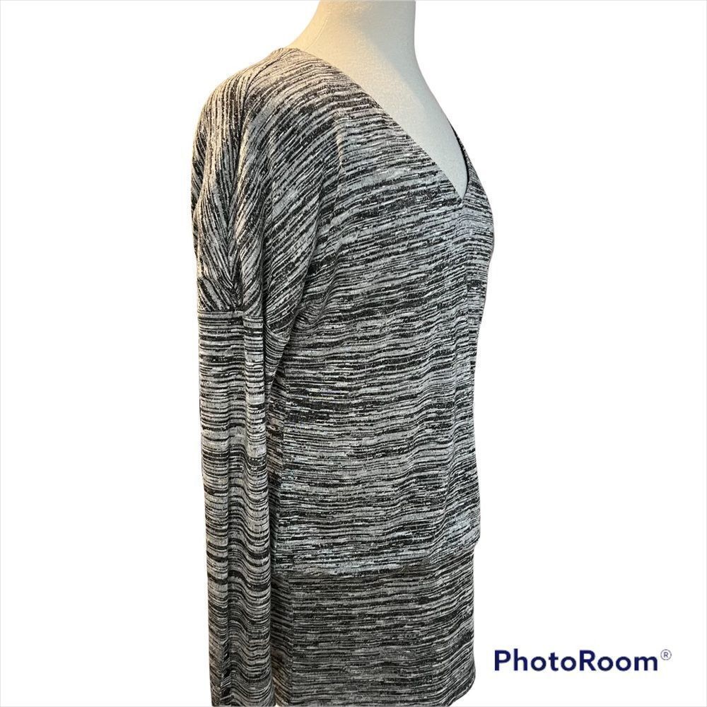 White House Black Market Gray & Black Long Sleeve V-neck Top size Large